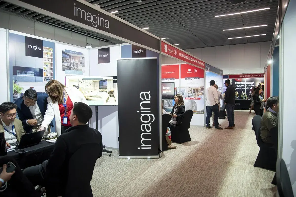 Speakers y asistentes del 5to Encuentro Smart en el escenario