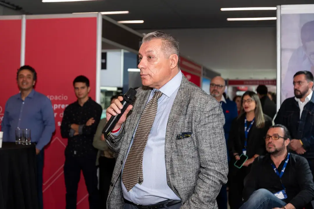 Presentación de speakers en el escenario